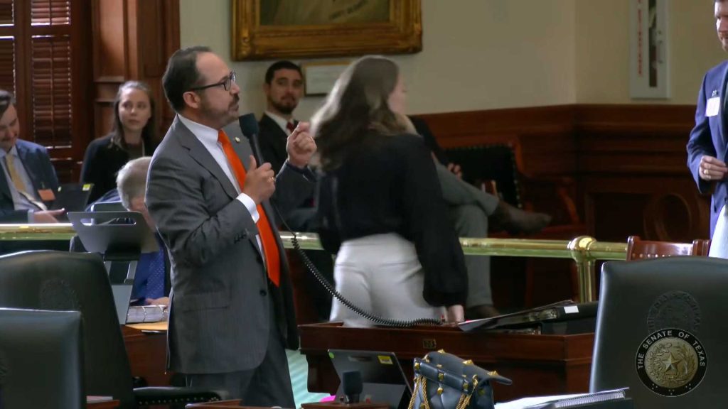 Il senatore José Menéndez parla durante una sessione del Senato del Texas per celebrare la Giornata Bahá’í.