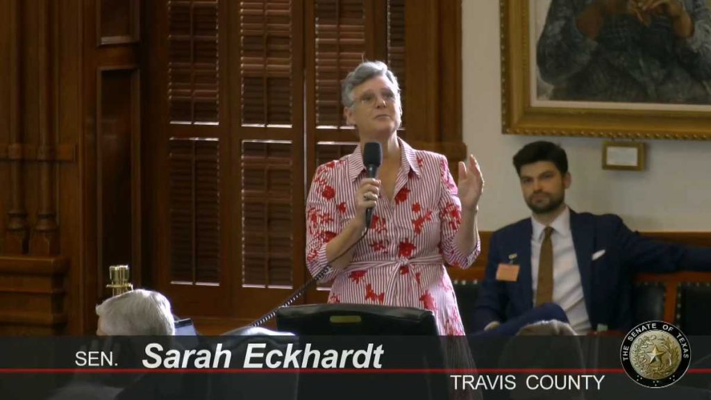 La senatrice Sarah Eckhardt parla al Senato del Texas durante la celebrazione della Giornata Bahá’í.