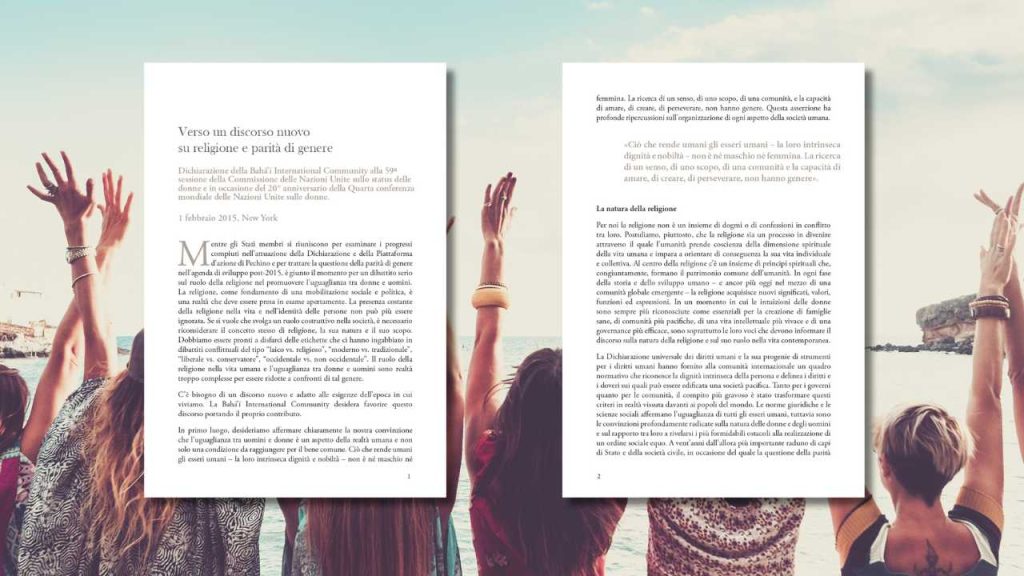 Pagine della Dichiarazione Bah&aacute;&rsquo;&iacute; sulla parit&agrave; di genere sovrapposte a un gruppo di donne con le braccia alzate verso il cielo su uno sfondo marino.