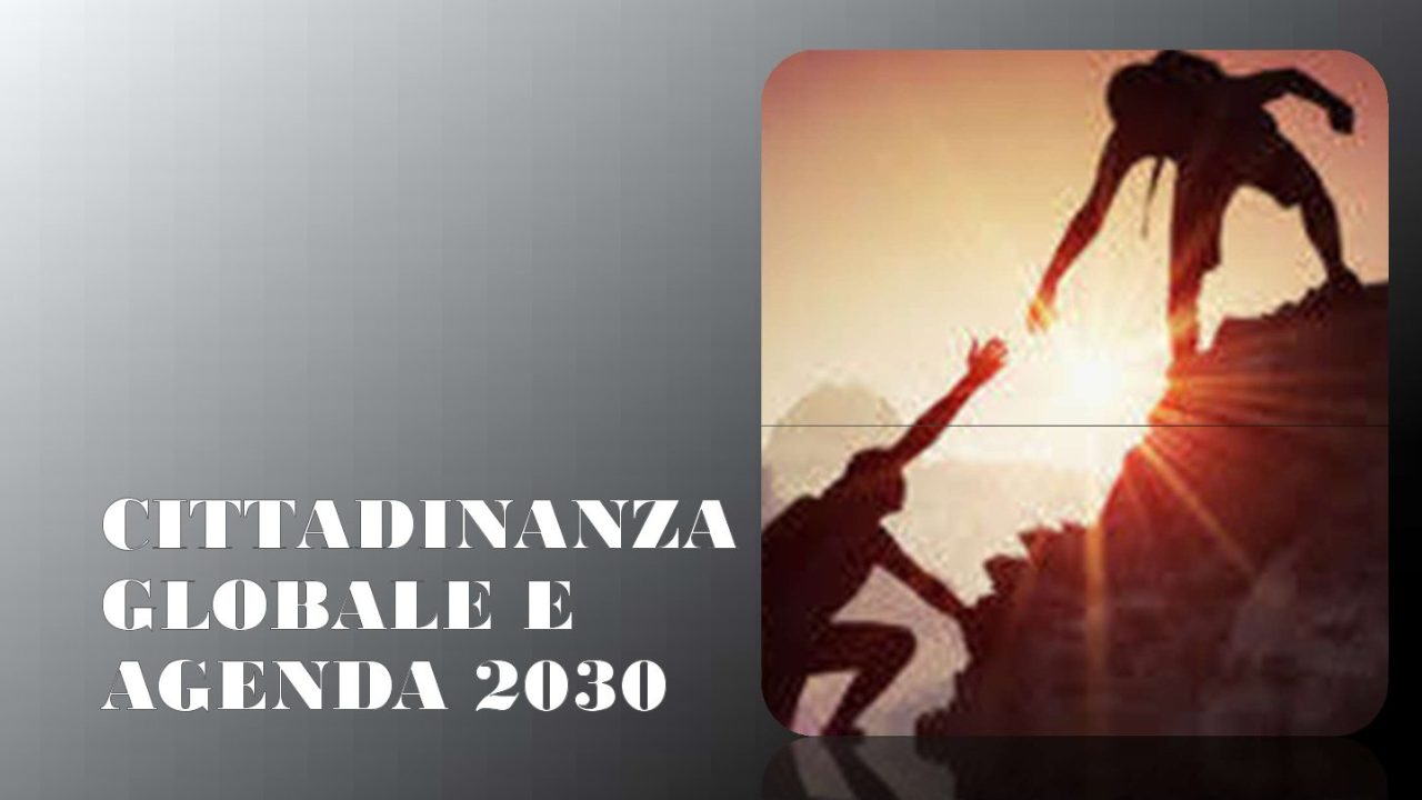 Due persone si aiutano su una montagna al tramonto, simbolo di solidariet&agrave; e cittadinanza globale