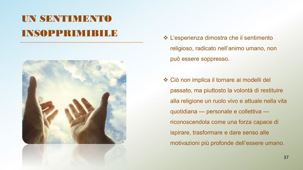 Mani rivolte verso il cielo in gesto spirituale: il sentimento religioso come forza trasformativa umana