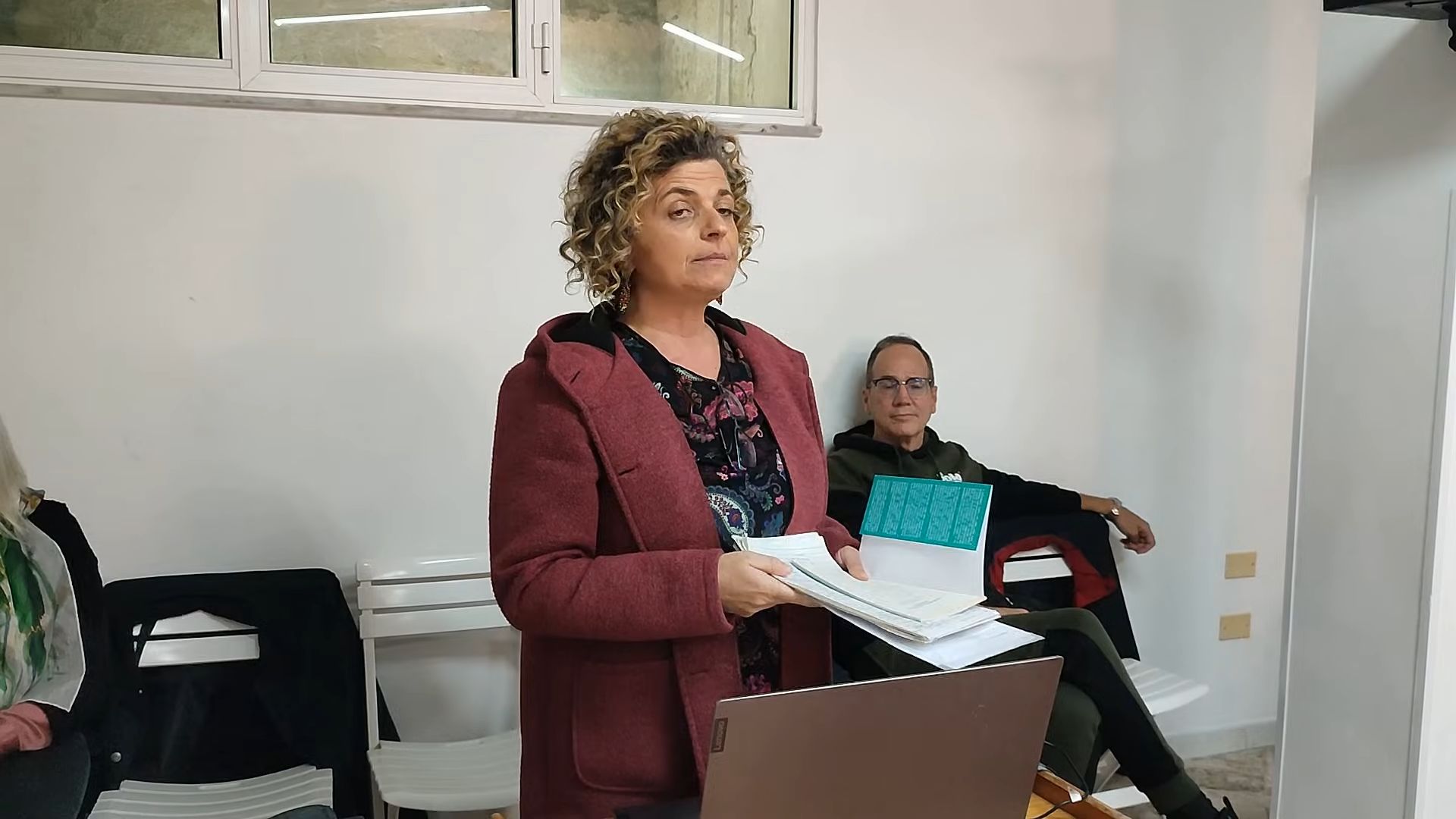 La prof.ssa Antonella Nardelli durante il suo intervento alla tavola rotonda Bahá’í di Bari, in occasione del 40º anniversario della Promessa della Pace Mondiale, parla delle difficoltà nell’educazione alla pace per i giovani.